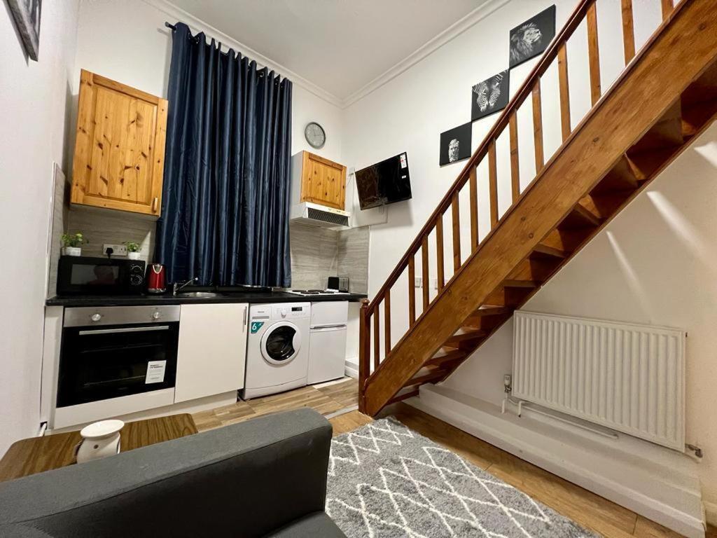 Modern Studios Queenspark Londra Esterno foto