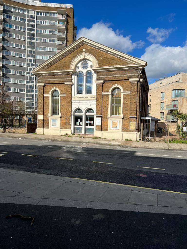 Modern Studios Queenspark Londra Esterno foto