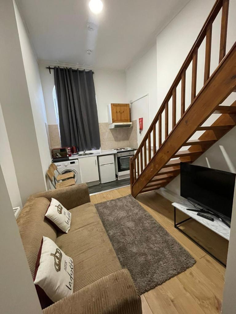 Modern Studios Queenspark Londra Esterno foto